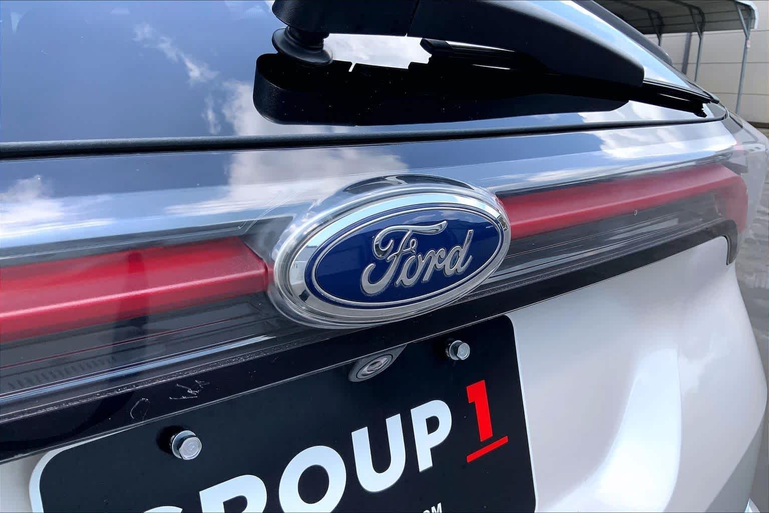 Used 2016 White Platinum Metallic Tri-Coat Ford Titanium image 29