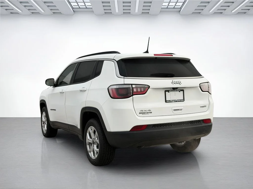 New 2026 Bright White Clearcoat Jeep Latitude image 5