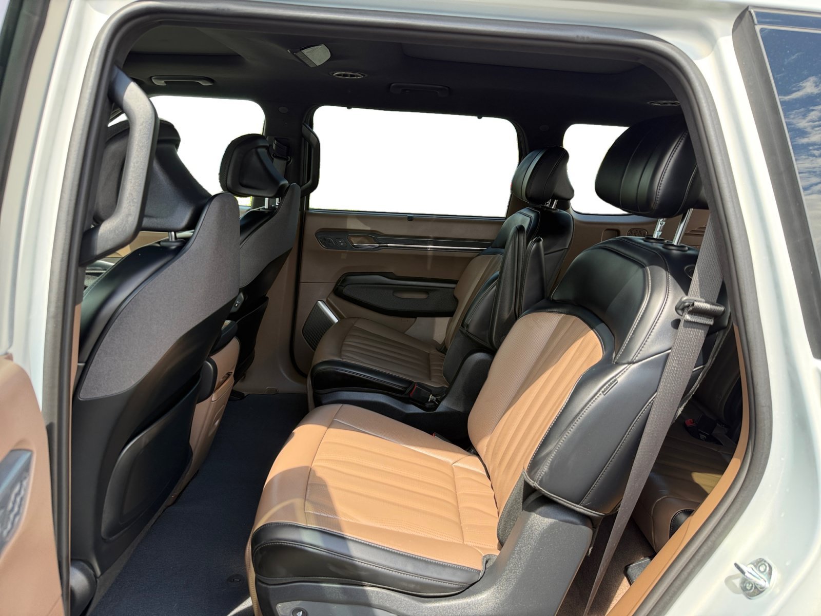 Used 2024 Ivory Kia GT-Line image 16