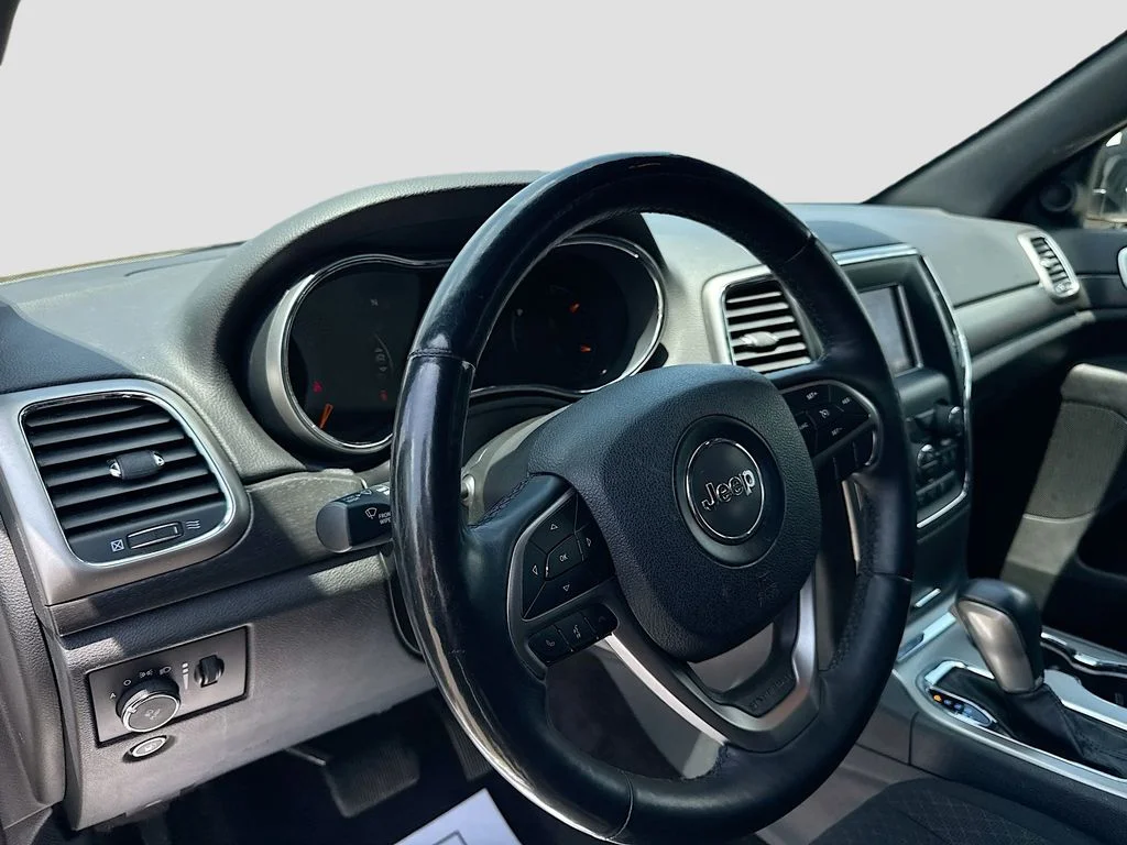 Used 2018 White Jeep Laredo E image 9