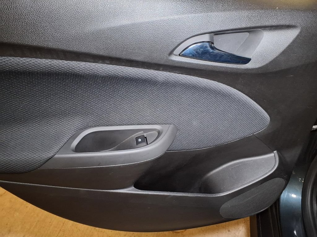 Used 2017 GRAPHITE METALLIC Chevrolet LT image 17
