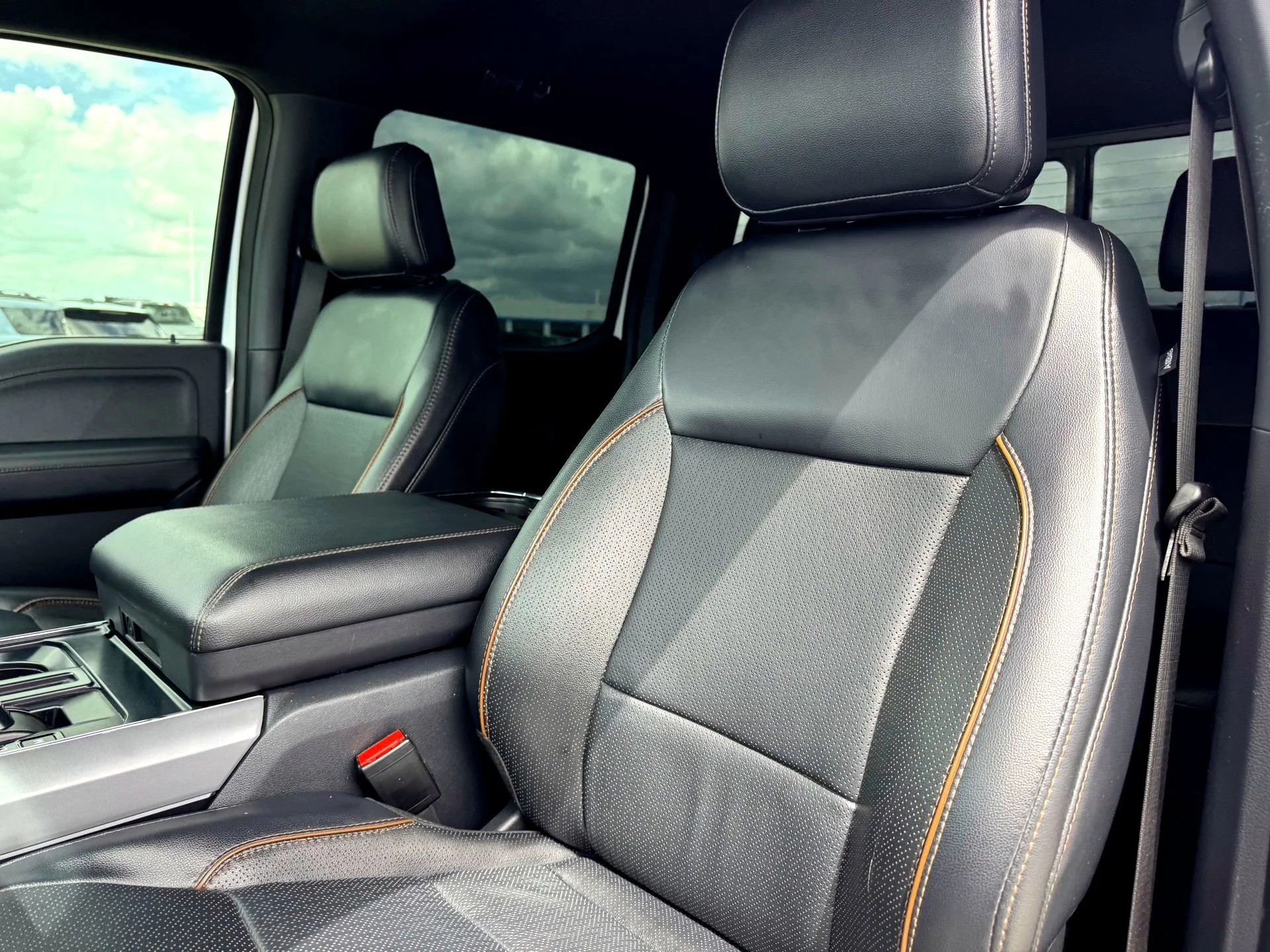 Used 2024  Ford Lariat image 12