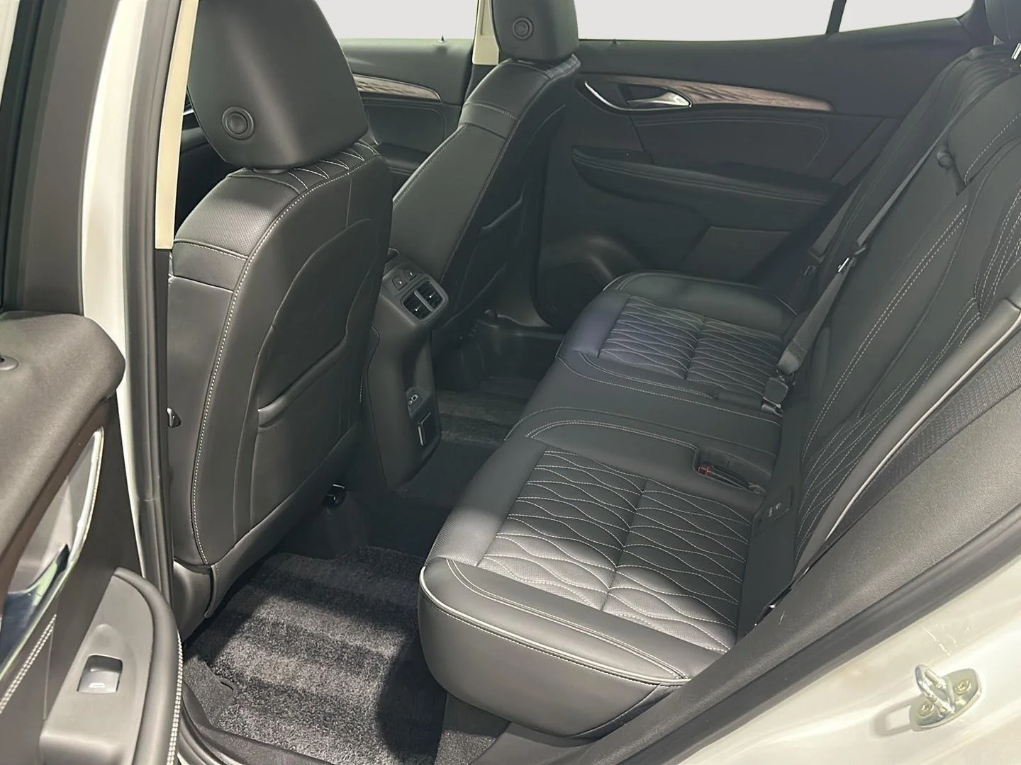 Used 2022 SUMMIT WHITE Buick Avenir image 24