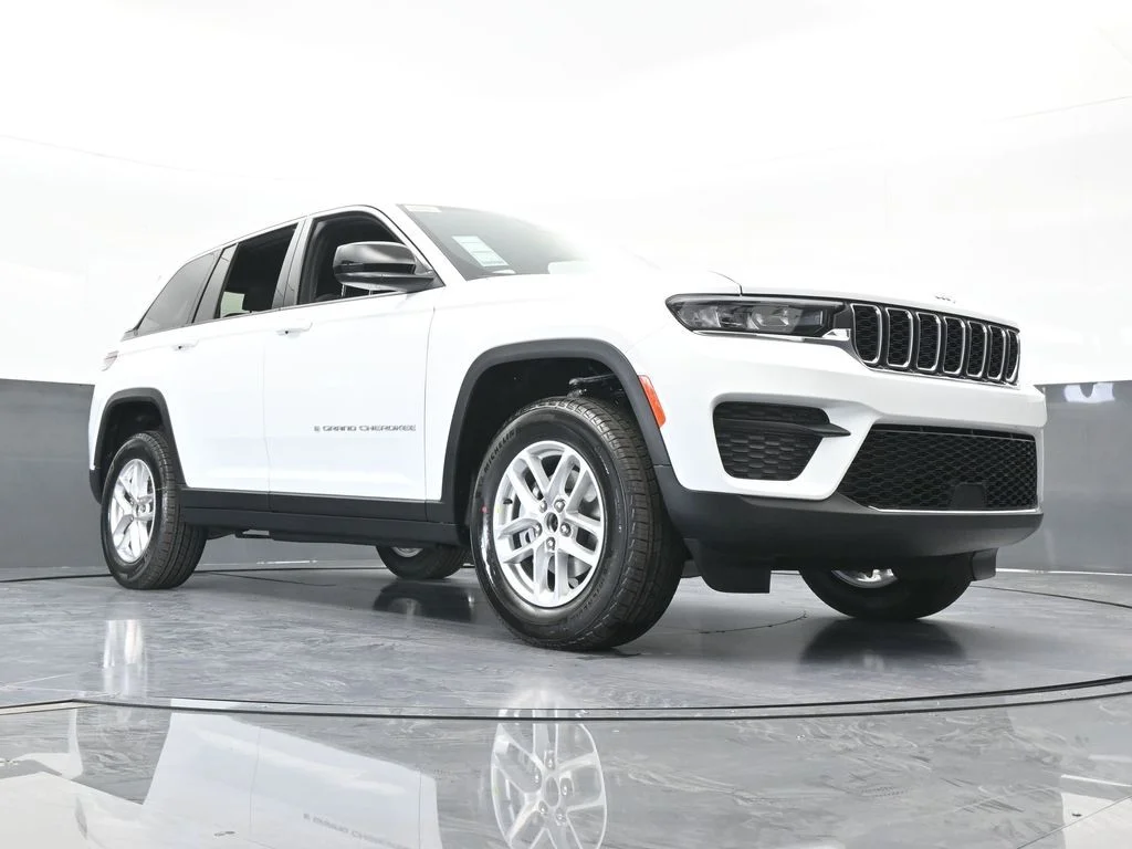 New 2026 Bright White Clear-Coat Exterior Paint Jeep Laredo X image 59