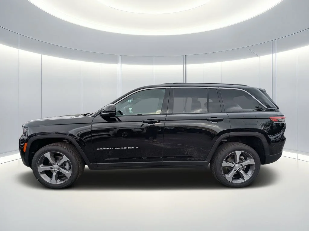 New 2026 Diamond Black Crystal Pearl-Coat Exterior Paint Jeep Limited image 7
