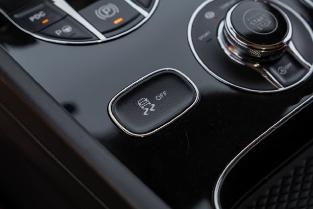 Used 2019 Black Crystal over Cricket Ball Bentley V8 image 34