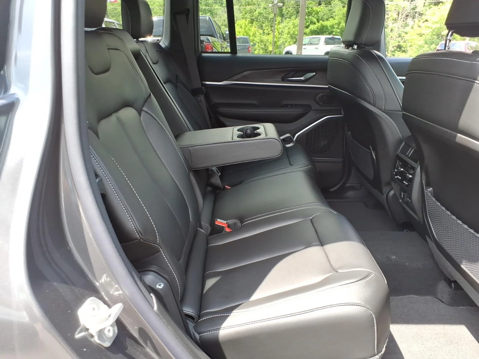 New 2026 Baltic Gray Metallic Clear-Coat Exterior Paint Jeep Limited image 5