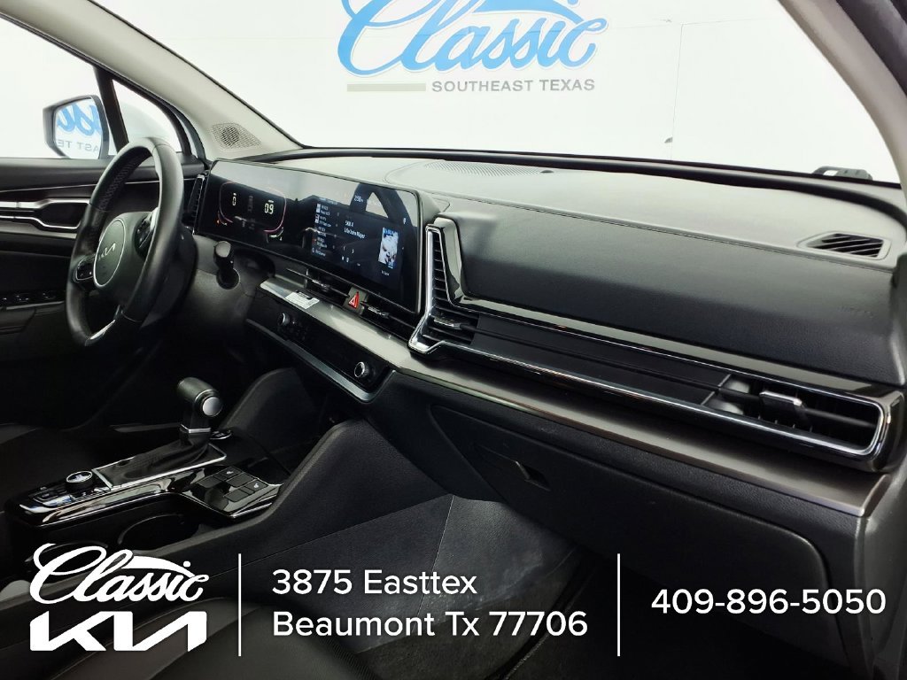 Used 2023 White Kia EX image 9