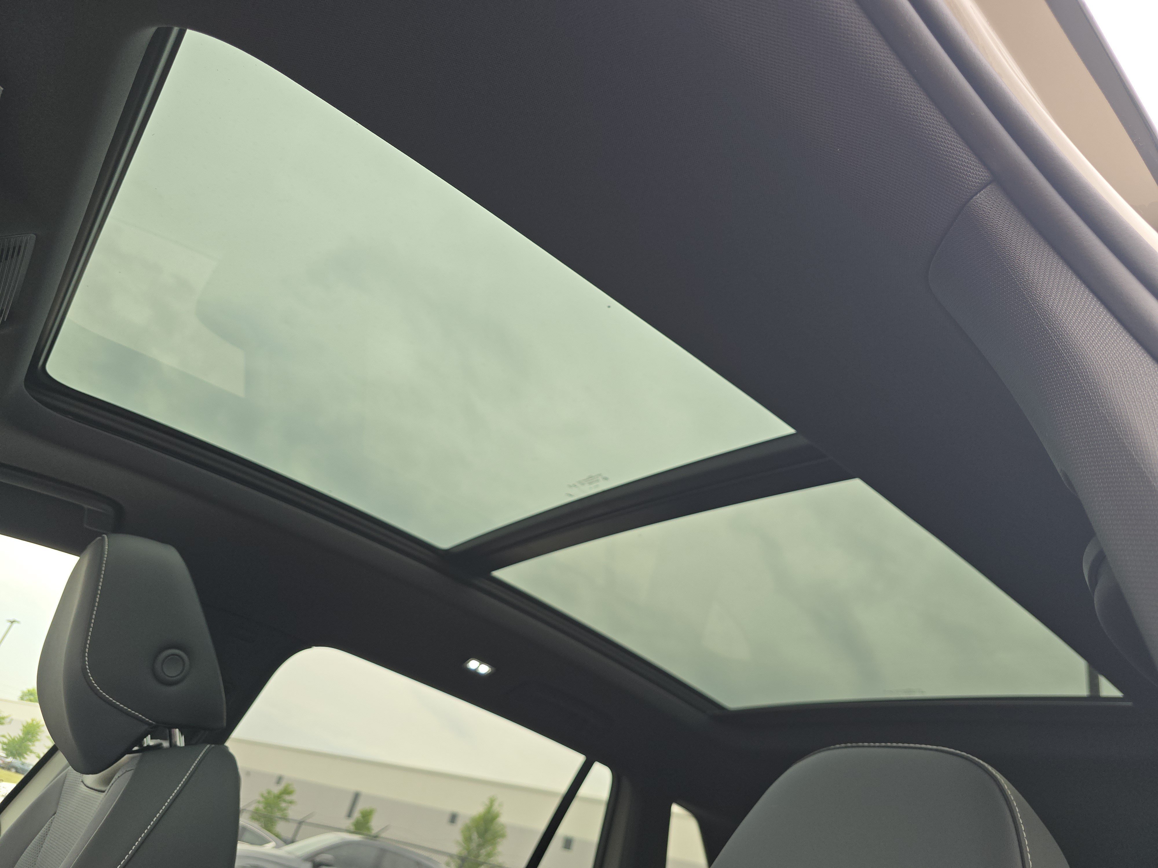 New 2026 Sandstone w/Deep Black Roof Volkswagen SE R-Line Black image 9