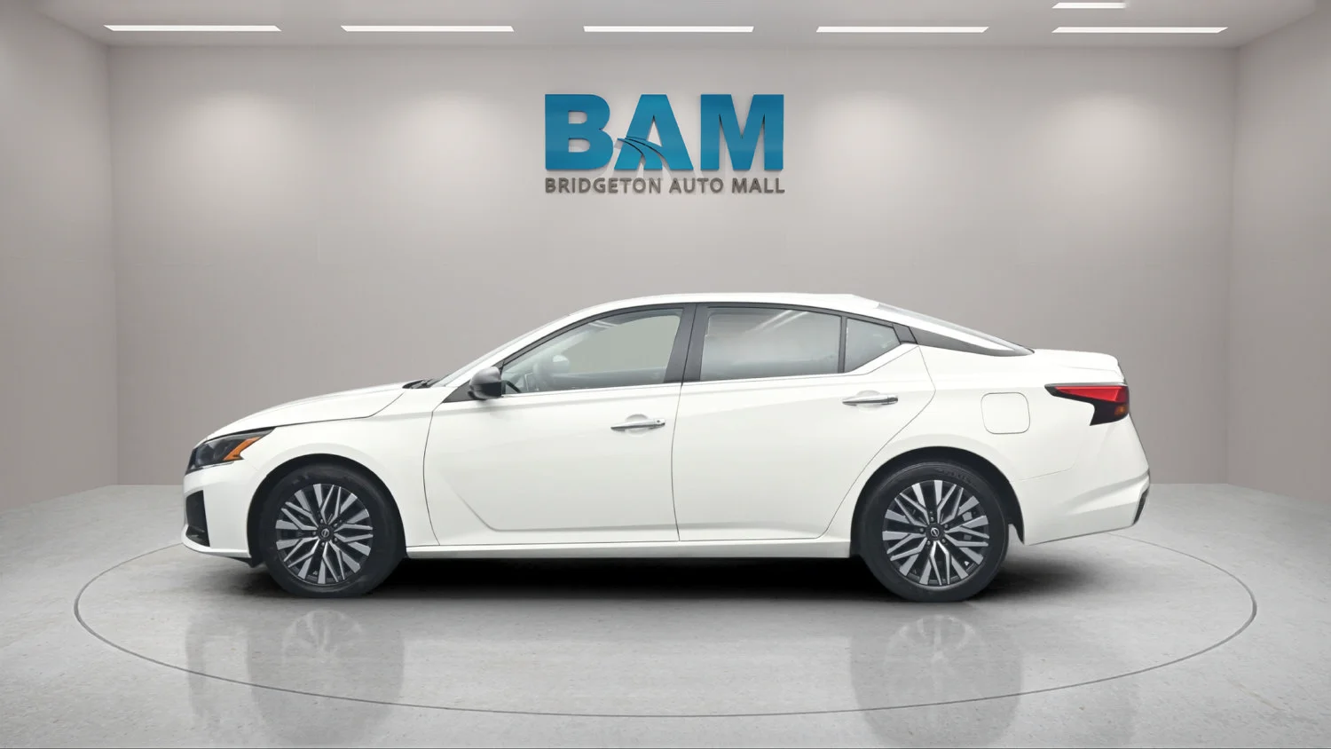 Used 2025 White Nissan SV image 3