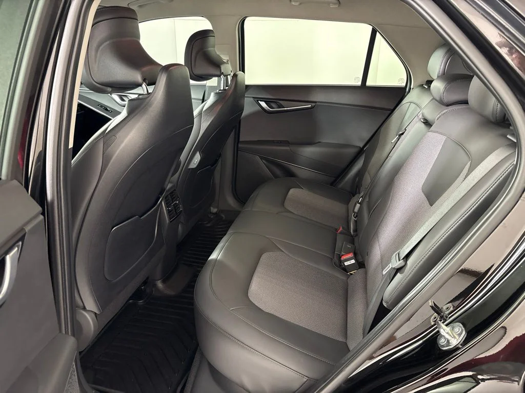 Used 2025 Black Kia Wind image 29