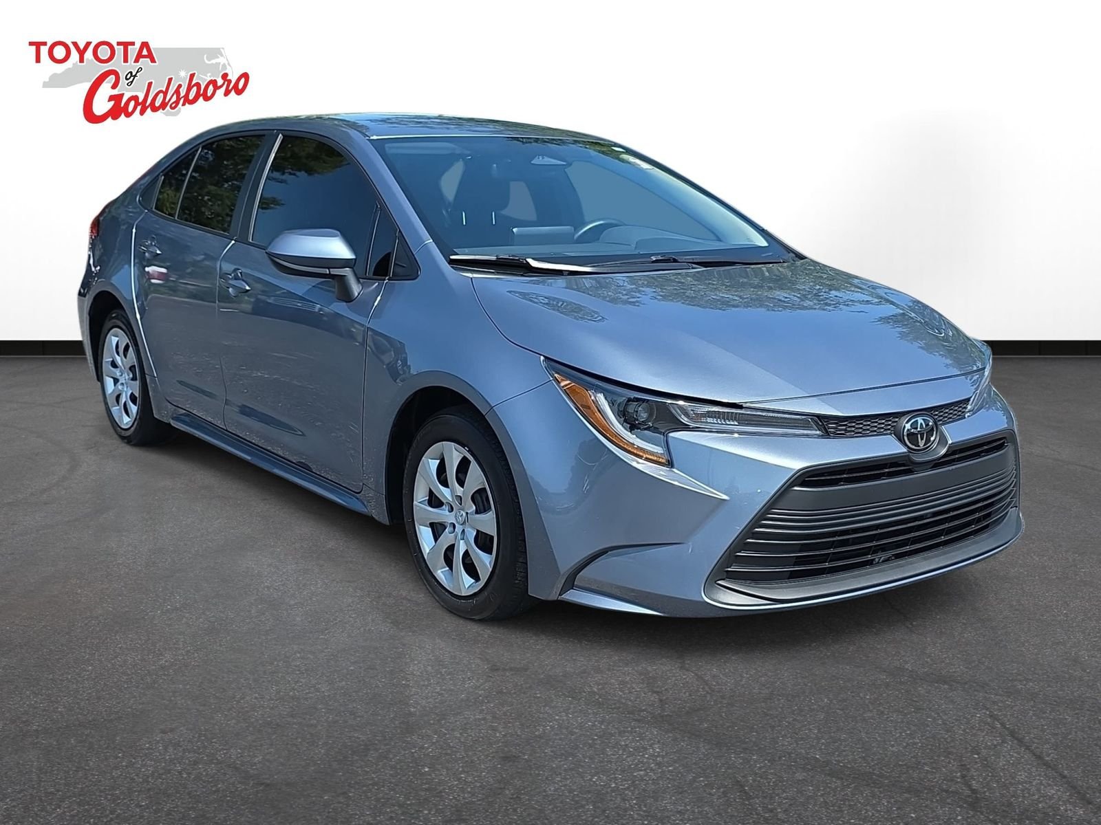 Used 2025  Toyota LE image 3