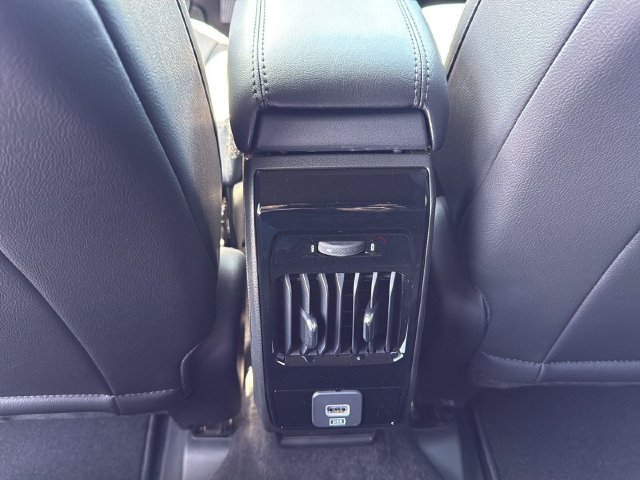 New 2026 Bright White Clear-Coat Exterior Paint Jeep Latitude image 18