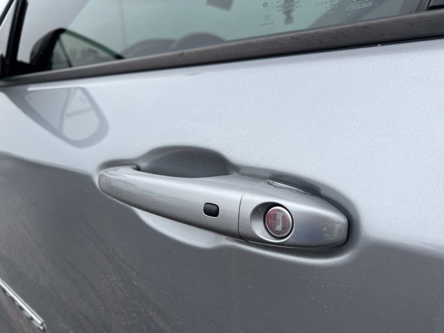 Used 2018 Billet Silver Metallic Clearcoat Jeep Latitude image 11