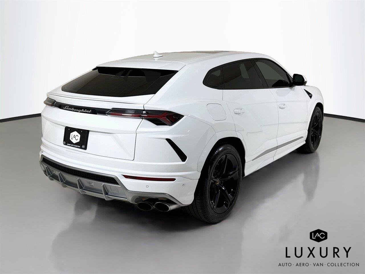Used 2020 Bianco Icarus Metallic Lamborghini Carbon Bonnett | Custom Exhaust | Only 10K Miles image 6