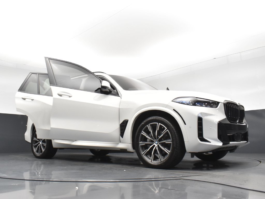 Used 2024 White BMW xDrive40i image 30