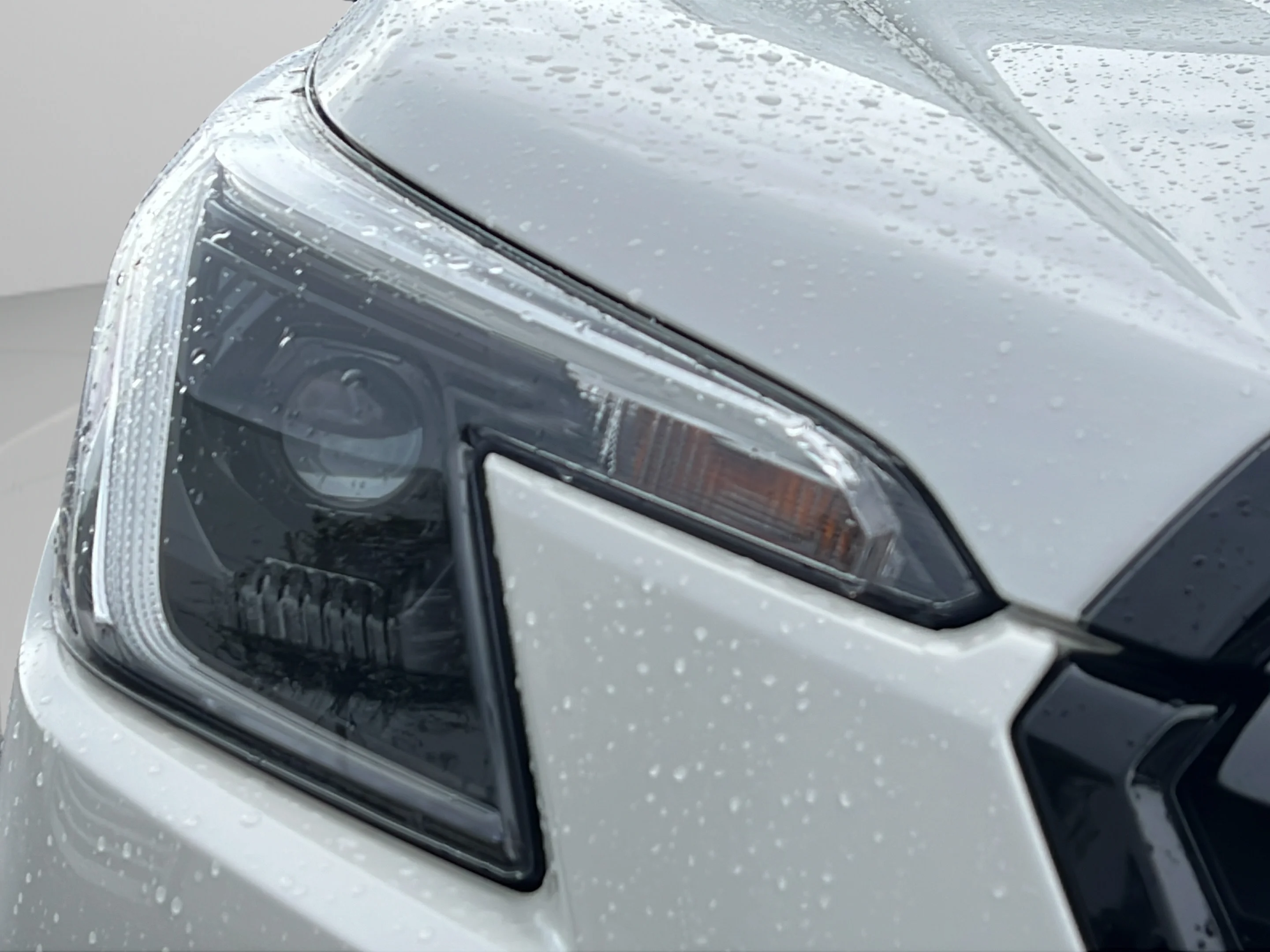 Used 2022 Crystal White Pearl Subaru Limited image 9