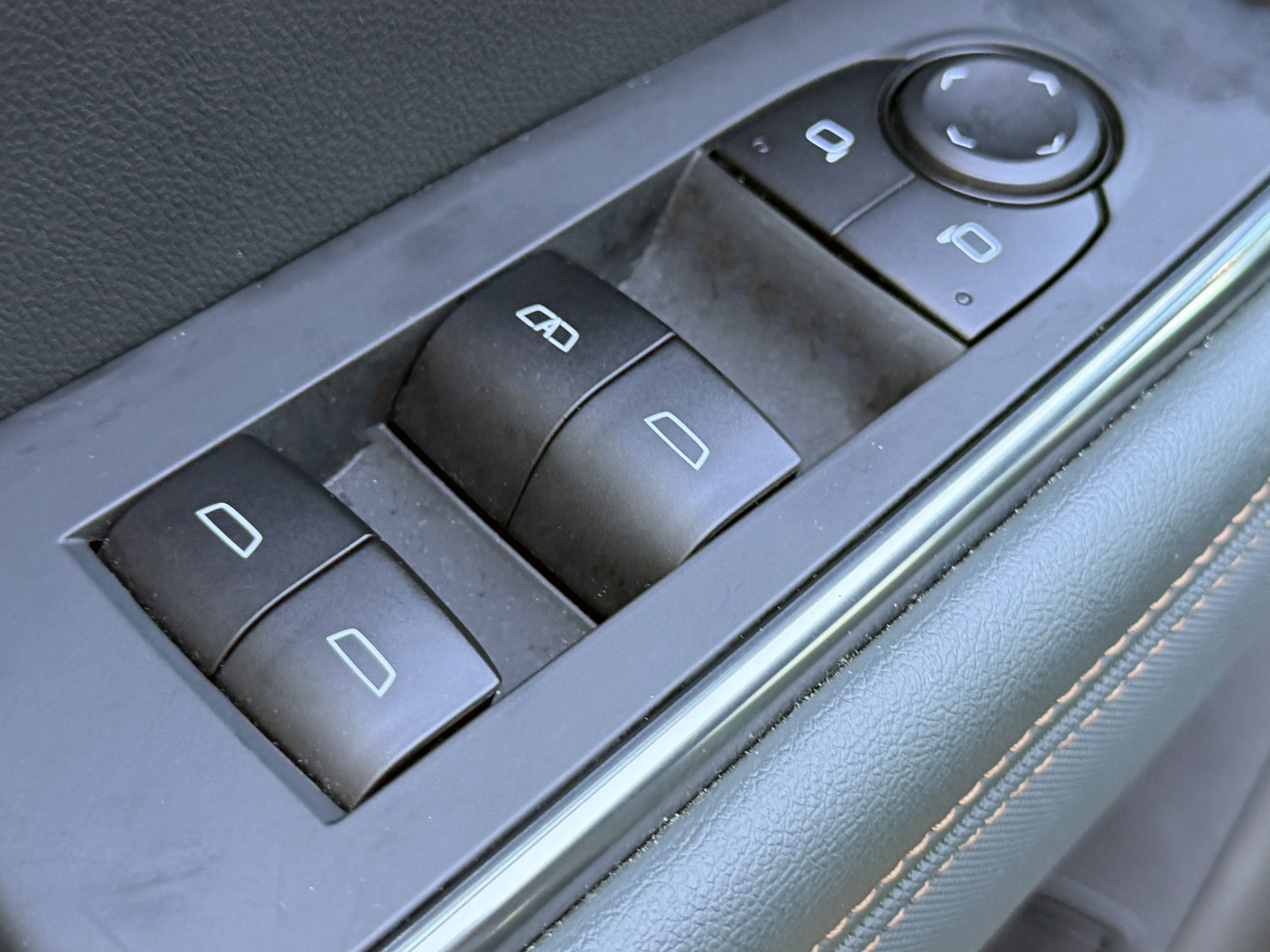 Used 2025 Sterling Metallic GMC AT4 image 6