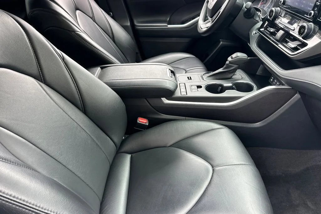 Used 2022 Beige Toyota L image 17