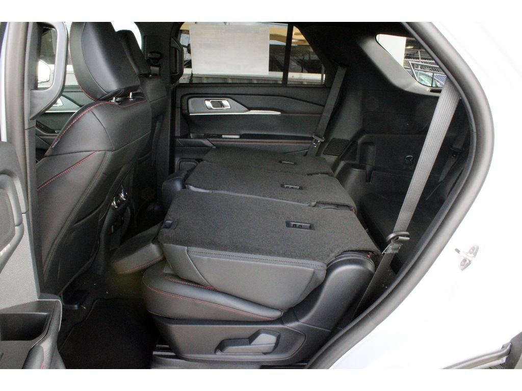 New 2026 Space White Metallic Ford ST-Line image 21