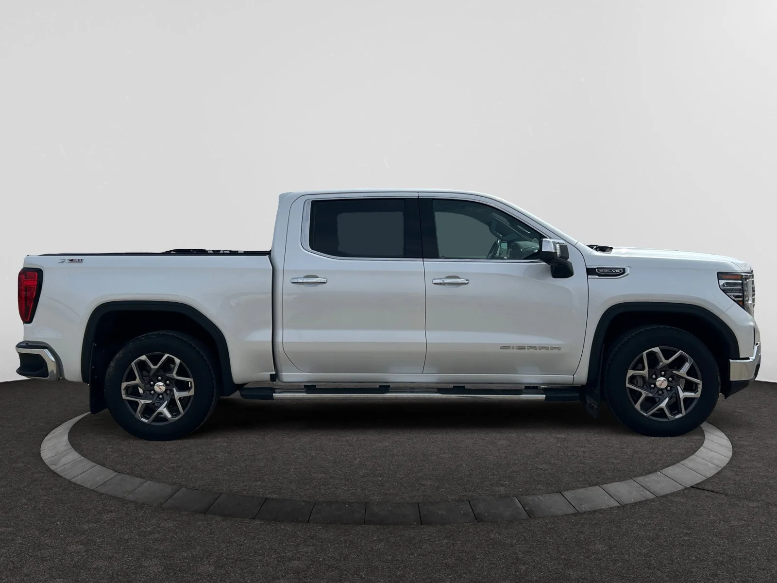 Used 2022 White GMC SLT Crew Cab image 6