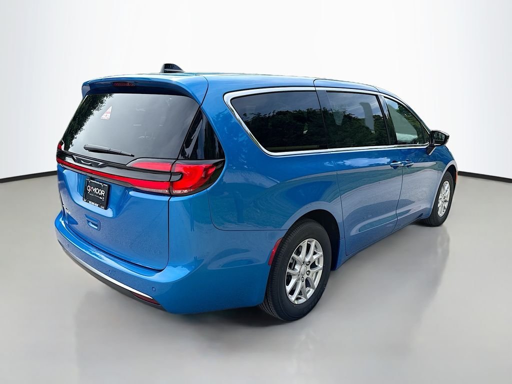 New 2027 Hydro Blue Pearl-Coat Exterior Paint Chrysler Select image 4