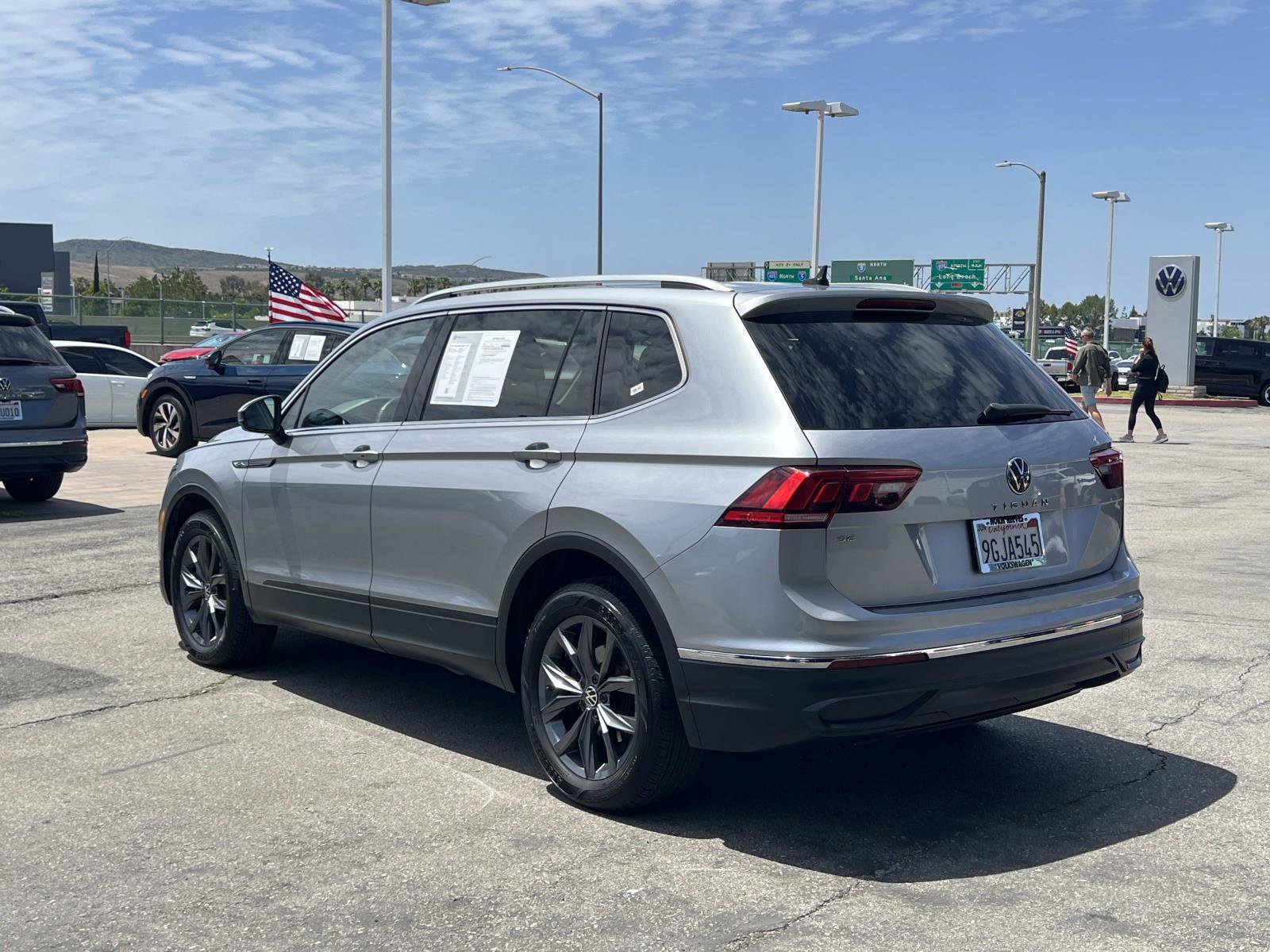 Certified Used 2023 Pyrite Silver Metallic Volkswagen SE image 3