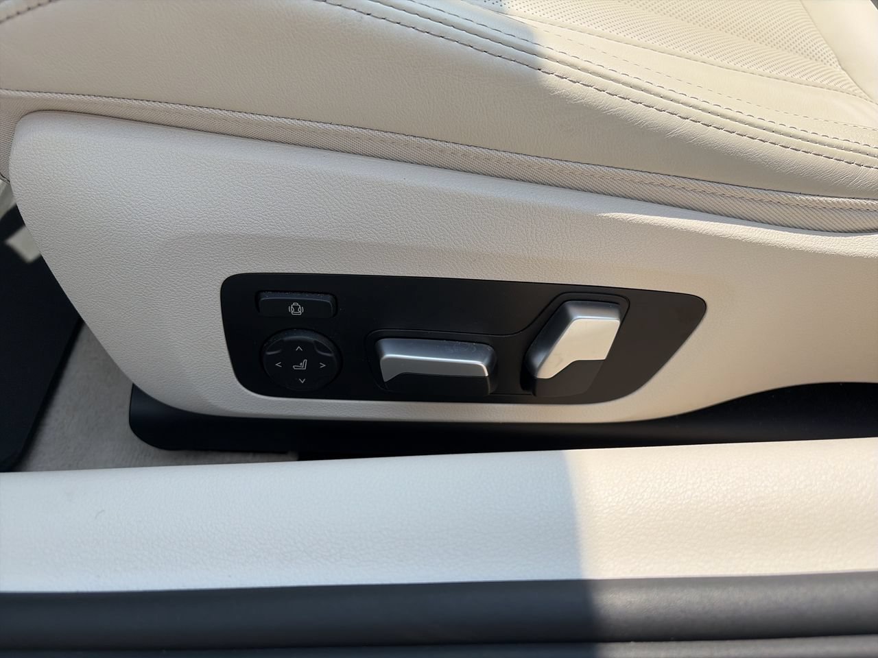 Used 2025 Skyscraper Grey Metallic BMW M850i xDrive image 15