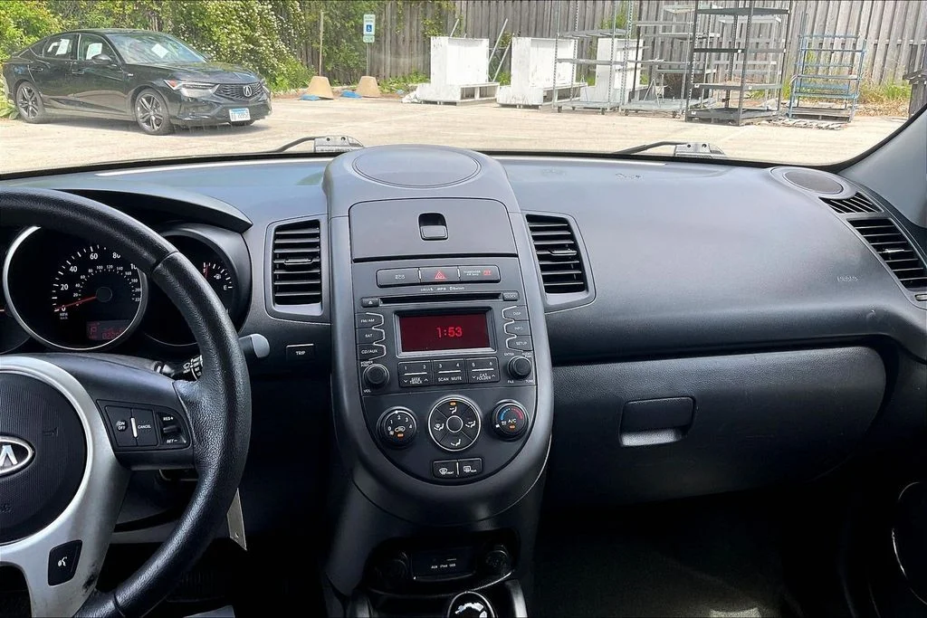 Used 2012 Green Kia Plus image 5