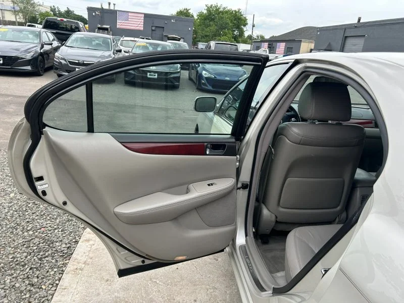 Used 2003 Gold Lexus ES 300 Sedan 4D image 28