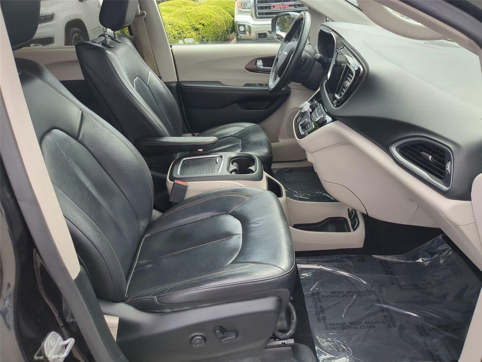 Used 2018 Brilliant Black Crystal Pearlcoat Chrysler Touring L Plus image 32