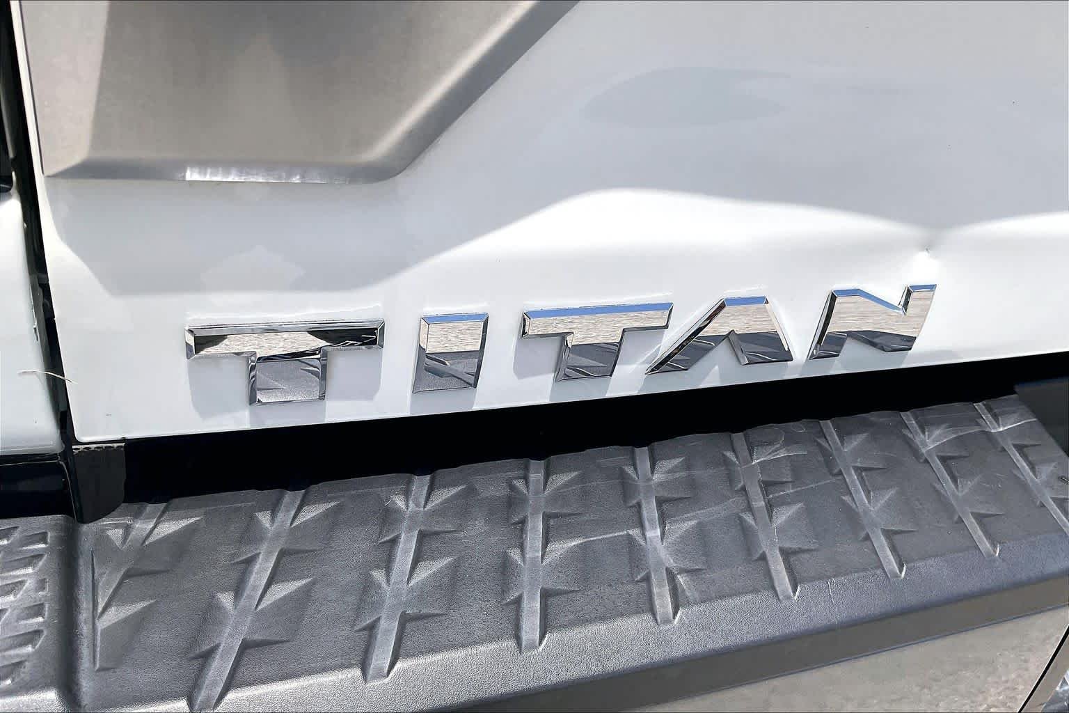Used 2021 Pearl White Nissan Platinum Reserve image 10