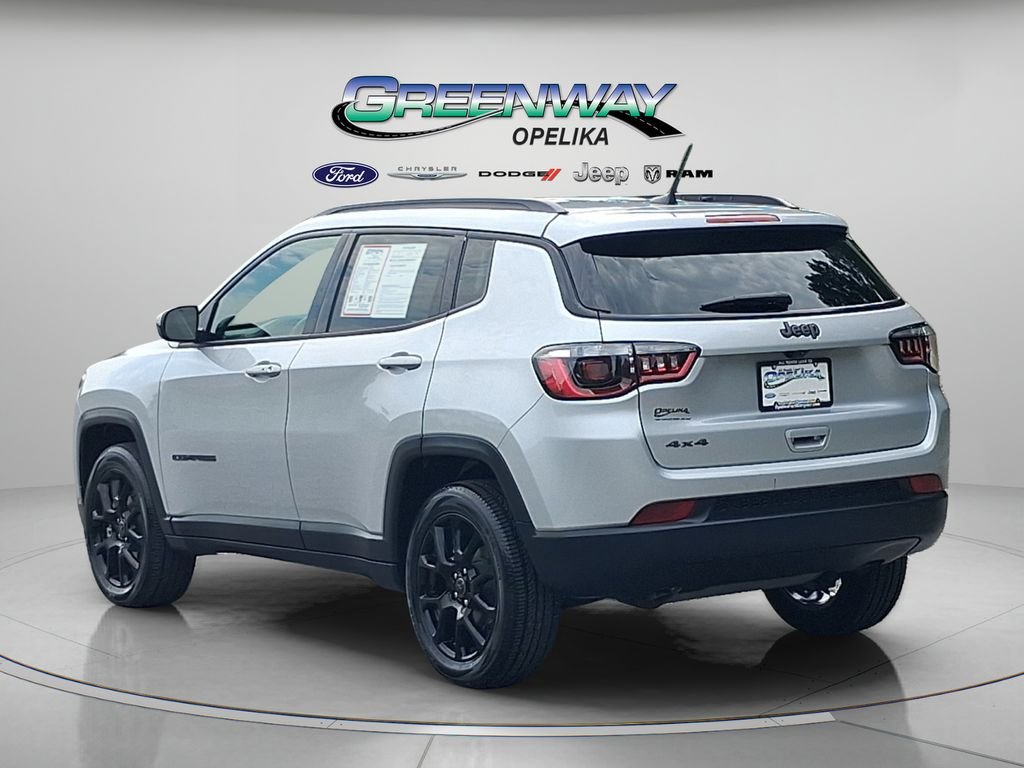 Used 2025 Silver Jeep Latitude image 5