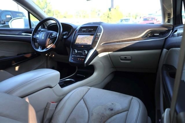 Used 2019 White Platinum Clearcoat Metallic Lincoln Reserve image 38