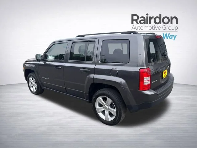 Used 2014 Granite Crystal Metallic Clearcoat Jeep Latitude image 5