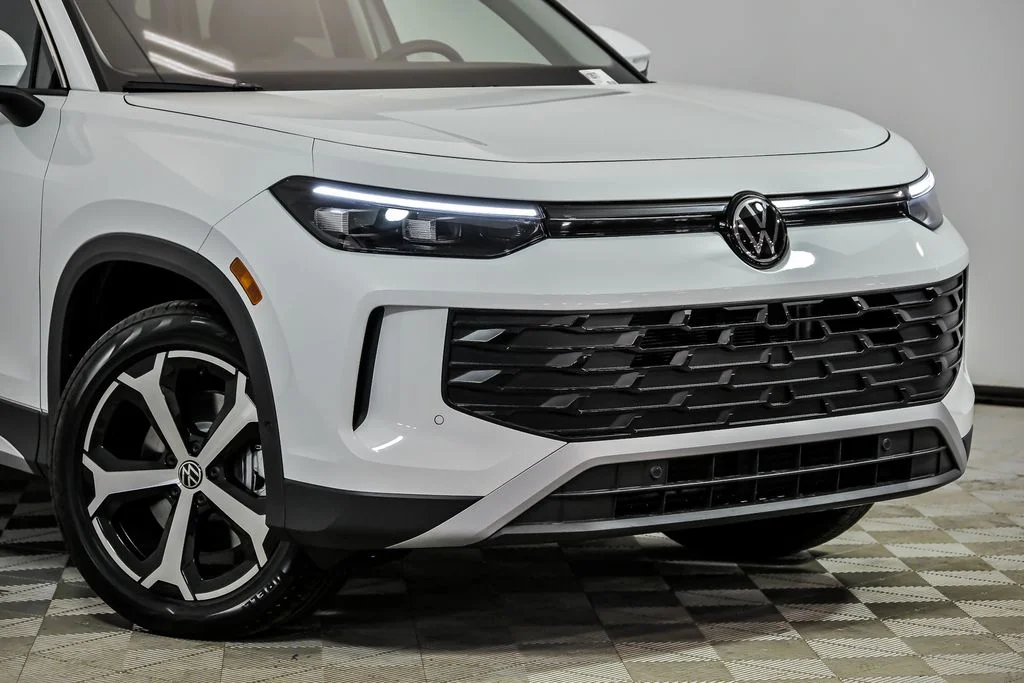 New 2026 White/off-white Volkswagen 2.0T SE image 2