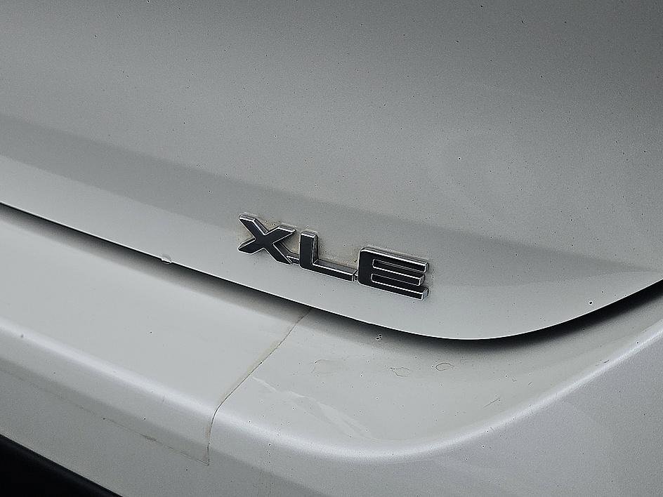 Used 2021 Blizzard Pearl Toyota Hybrid XLE image 9