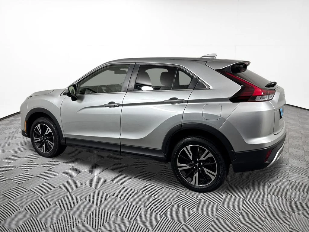 Used 2024 Silver Mitsubishi SE image 11