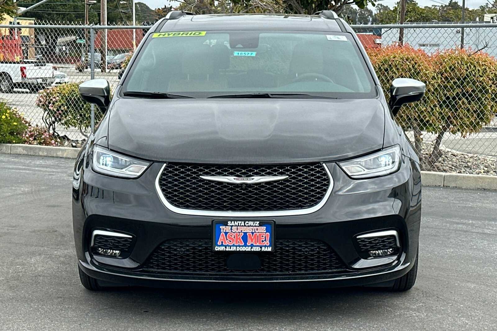 New 2023 Brilliant Black Crystal Pearl-Coat Exterior Paint Chrysler PINNACLE image 9