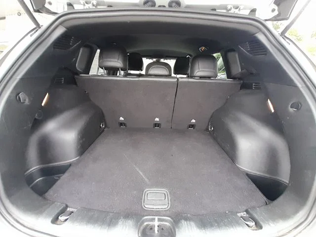 Used 2024 Silver Jeep Latitude image 45