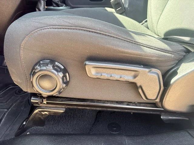 Used 2019  Jeep Sahara image 13