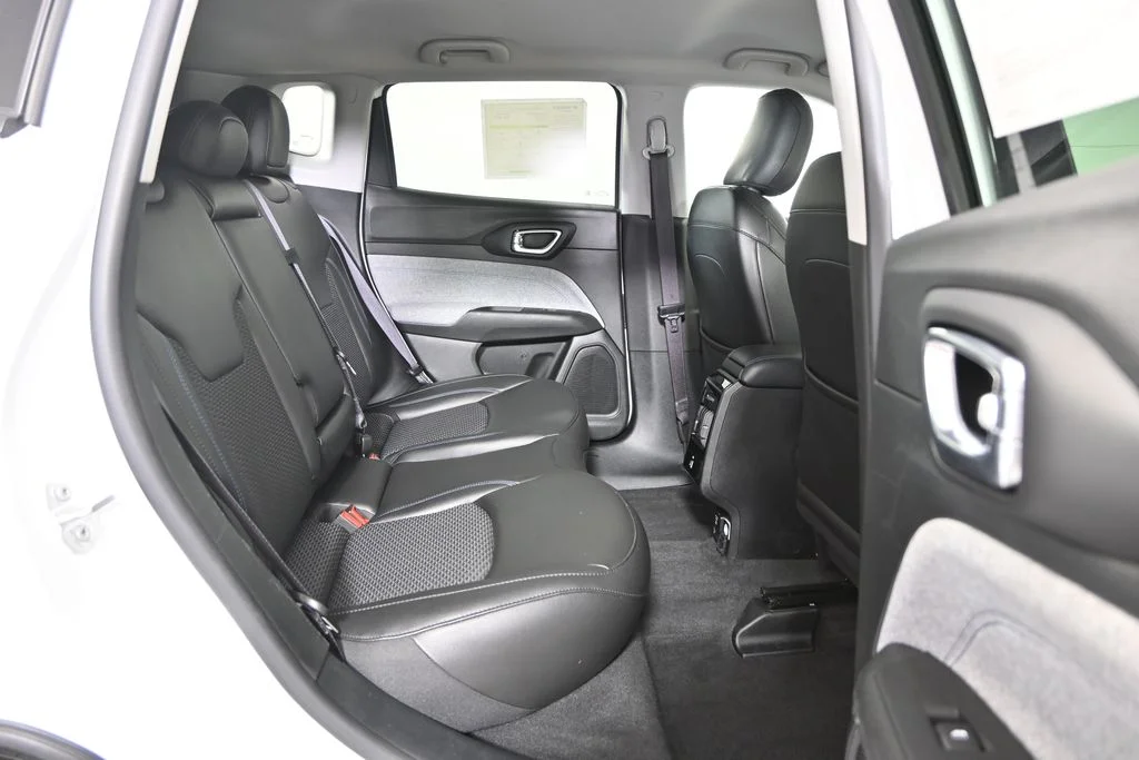 Used 2022 White Jeep Latitude image 15