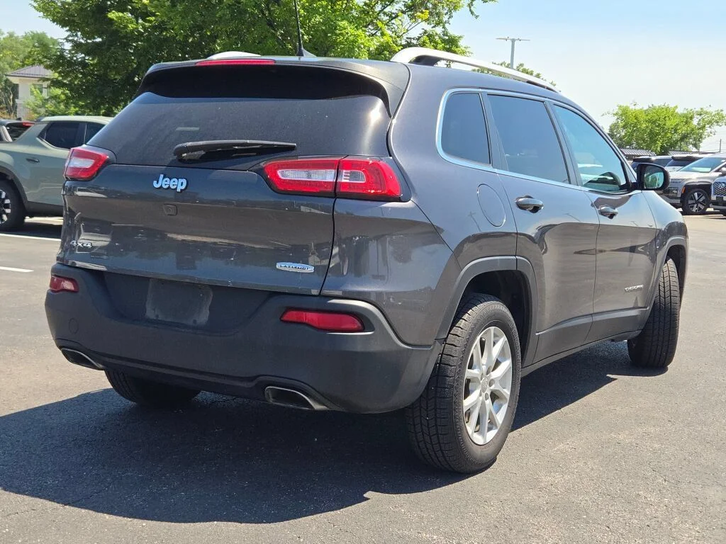 Used 2016 Gray Jeep Latitude image 12