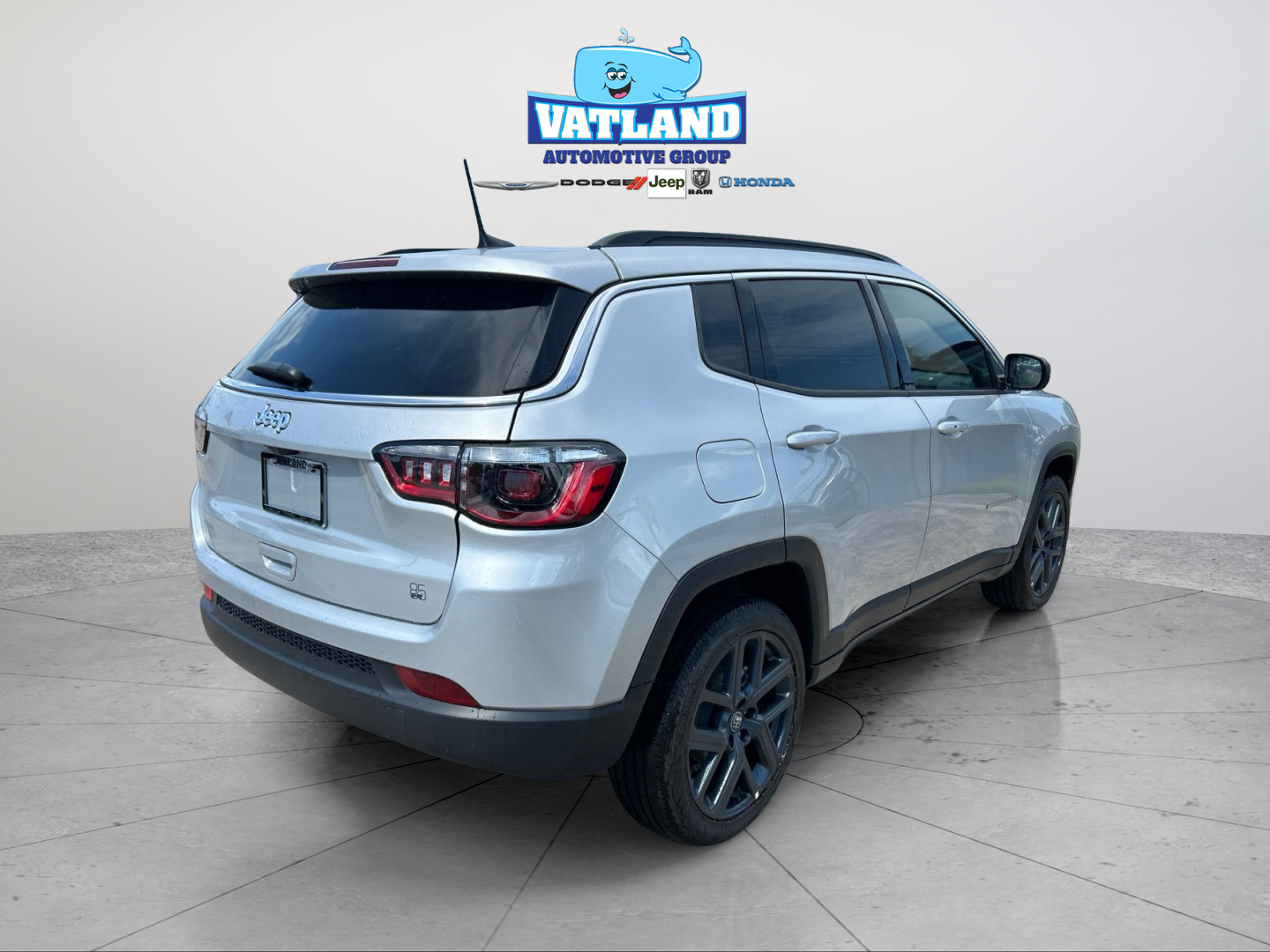 New 2026 Silver Zynith Metallic Clear-Coat Exterior Paint Jeep Latitude image 5