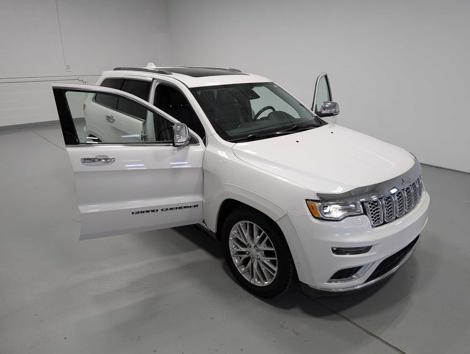 Used 2018 Ivory Tri-Coat Pearl Jeep Summit image 16