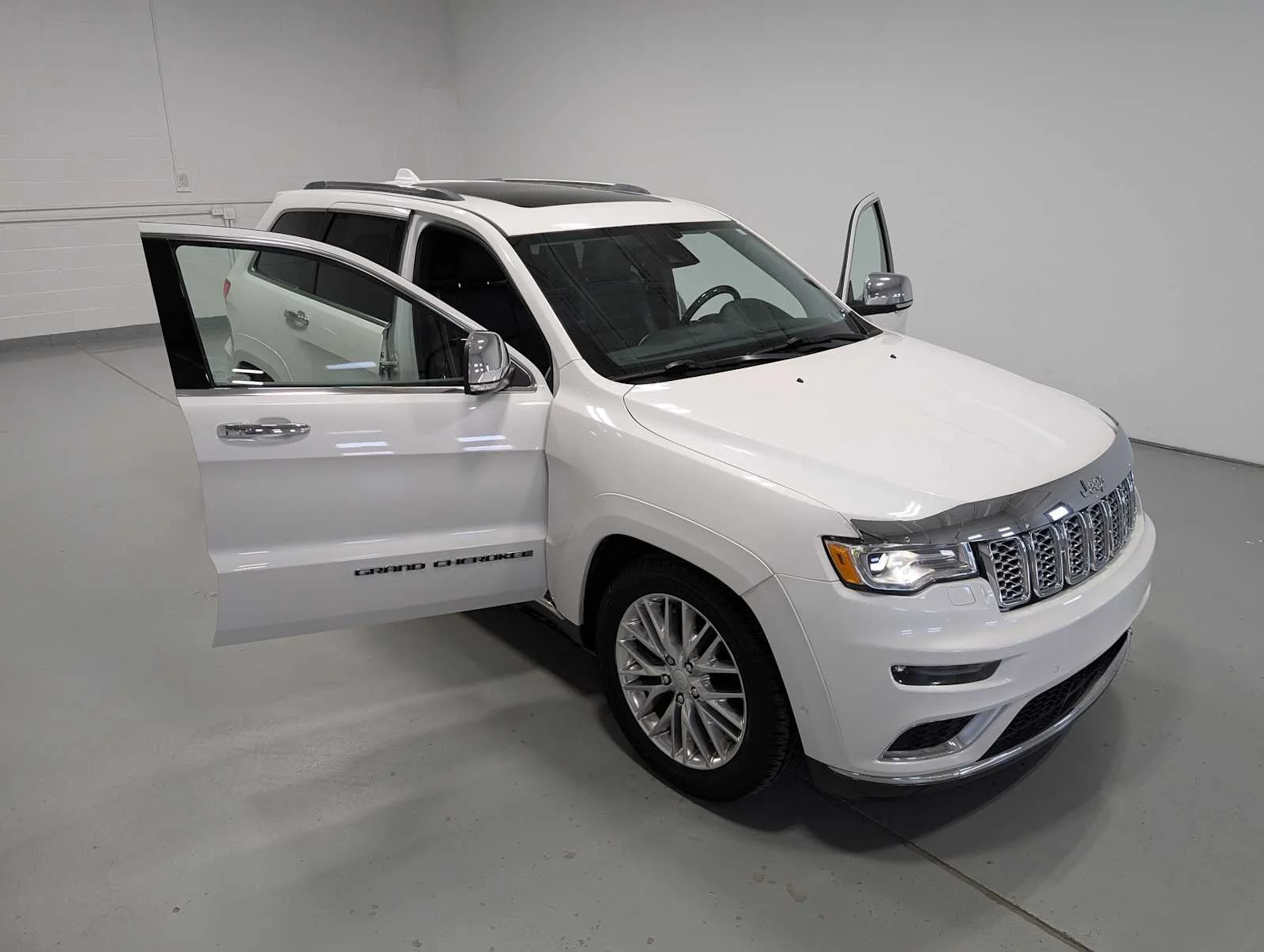 Used 2018 Ivory Tri-Coat Pearl Jeep Summit image 16