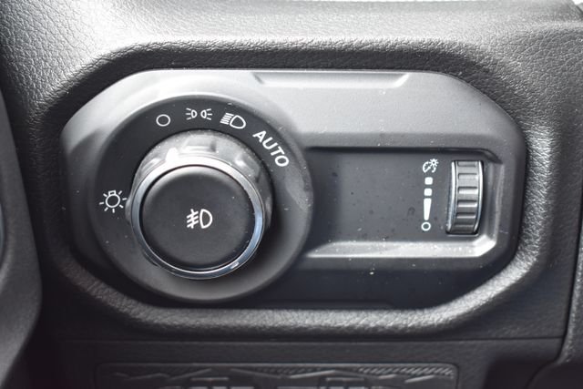 Used 2024 Green Jeep Sport S image 25