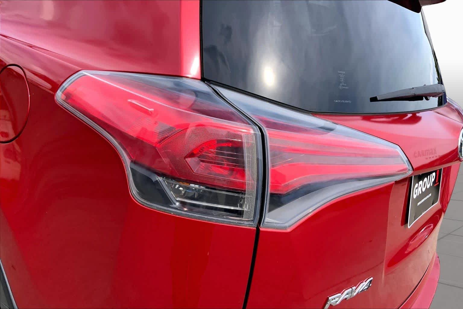 Used 2016 Barcelona Red Metallic Toyota XLE image 29