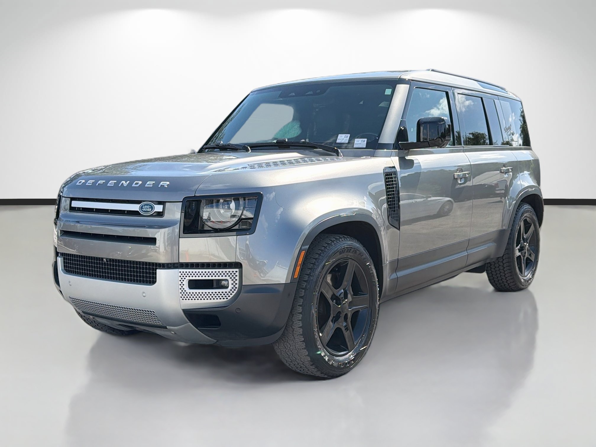 Used 2023 Silicon Silver Premium Metallic Land Rover SE image 7