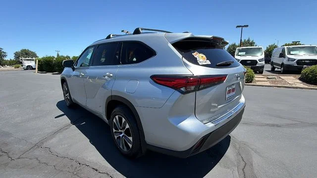 Used 2021 Silver Toyota XLE image 6